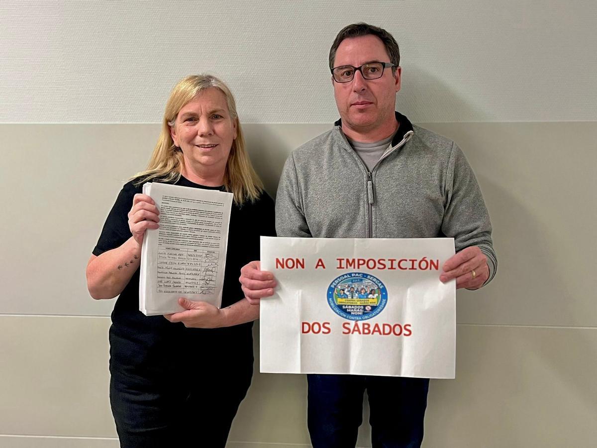 Representantes de «PACs Contra o Decretazo», en la entrega de las firmas en el registro de Vigo.