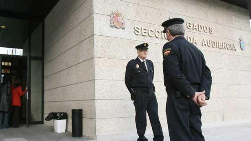 Policías vigilan los juzgados de Vigo.  // De Arcos