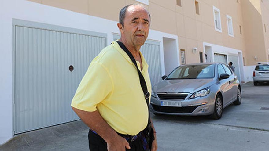 Juan Manuel Periche, ayer a mediodía frente a la vivienda que le fue embargada y de la que ha sido desahuciado.