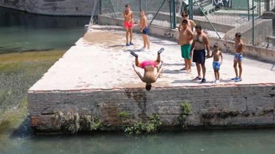 Jóvenes bañándose en la presa de Riba-roja.