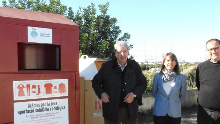 Formentera cuenta con cinco nuevos contenedores de Cáritas para recoger ropa usada