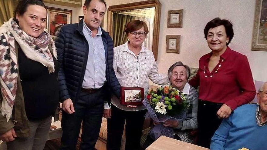 Josefa, junto a sus hijas, festejando sus 100 años. // FdV