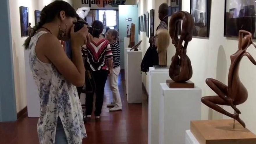 Los alumnos de la Escuela Luján Pérez exponen sus trabajos