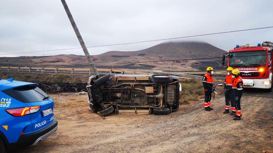 Un coche vuelca en Lanzarote tras chocar contra un poste de telefonía