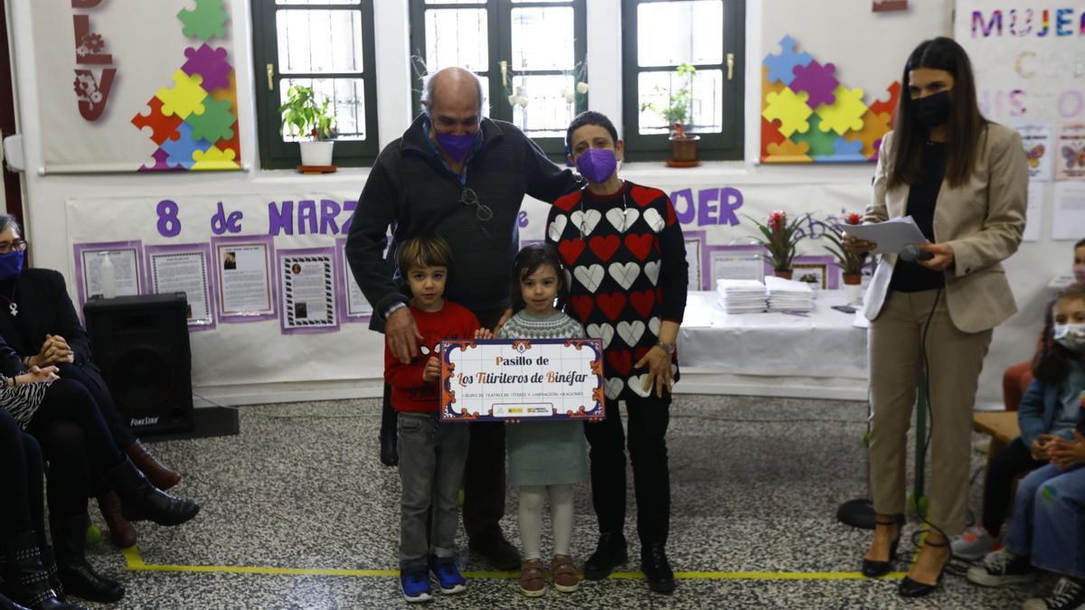 Titiriteros de Binéfar (Paco Paricio y Pilar Amorós), con dos alumnos del Gascón y Marín.