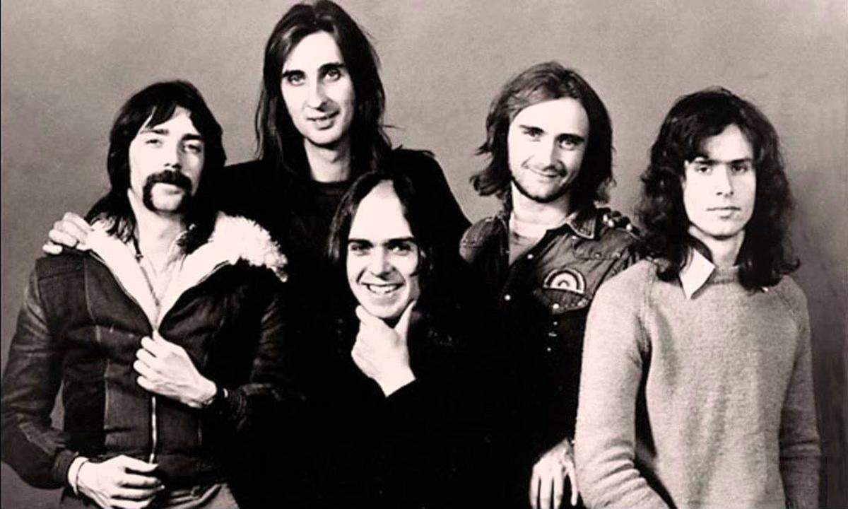 Peter Gabriel, junto a los componentes de Genesis.