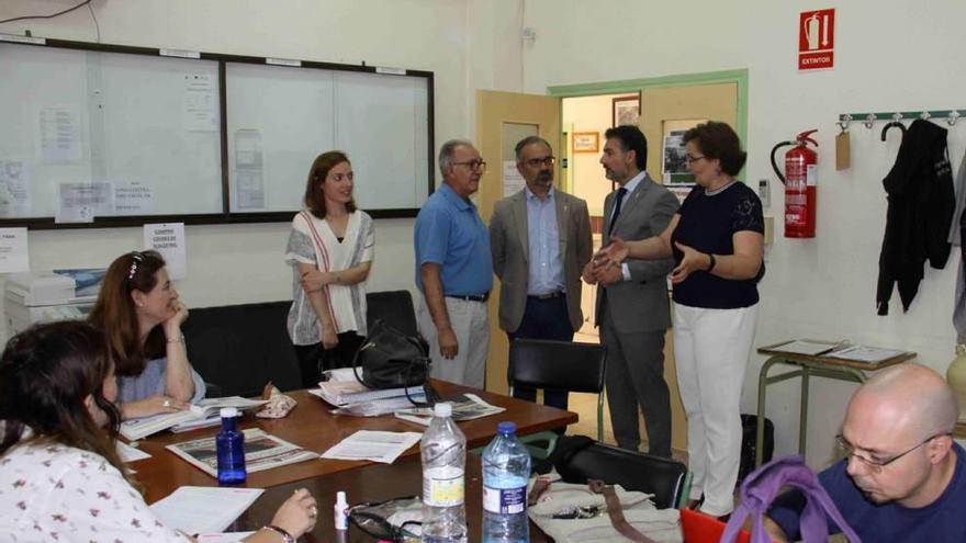 Barrancos y Moreno visitaron ayer el IES Pérez Chirinos de Caravaca, entre otros centros.