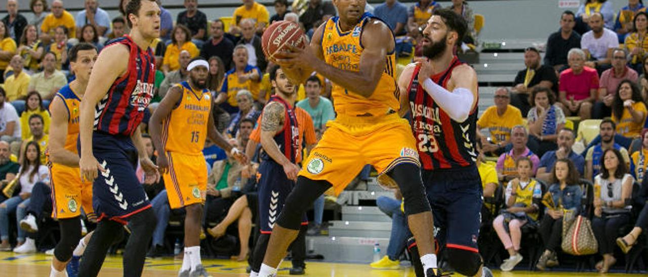 Eulis Báez, ala-pívot del Herbalife Gran Canaria, pelea un balón con &#039;Toko&#039; Shengelia, &#039;cuatro&#039; baskonista.