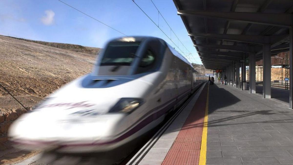 AVE en la línea de alta velocidad entre València y Madrid. | LEVANTE-EMV