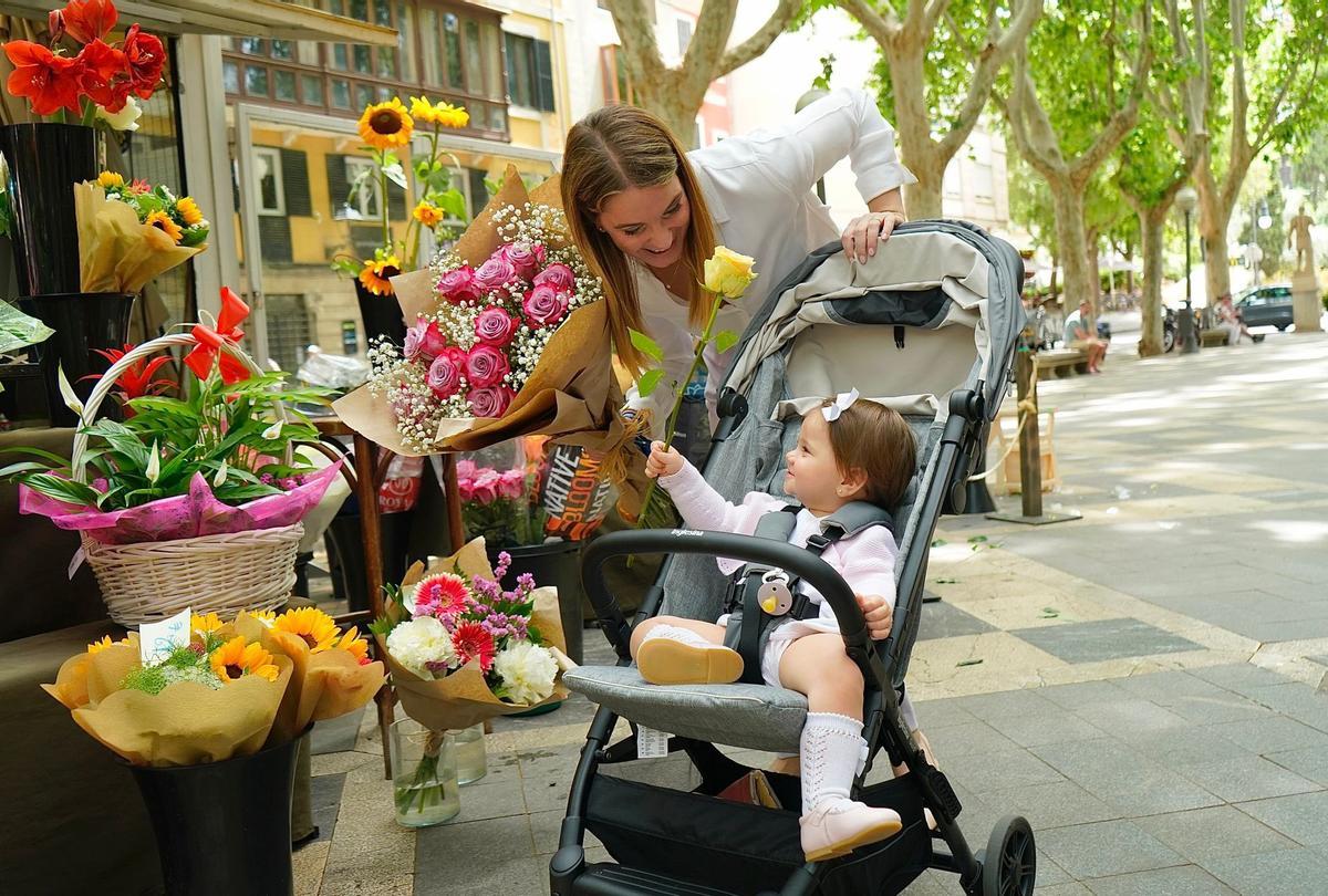 Marga Prohens disfruta el paseo con su hija Blanca.