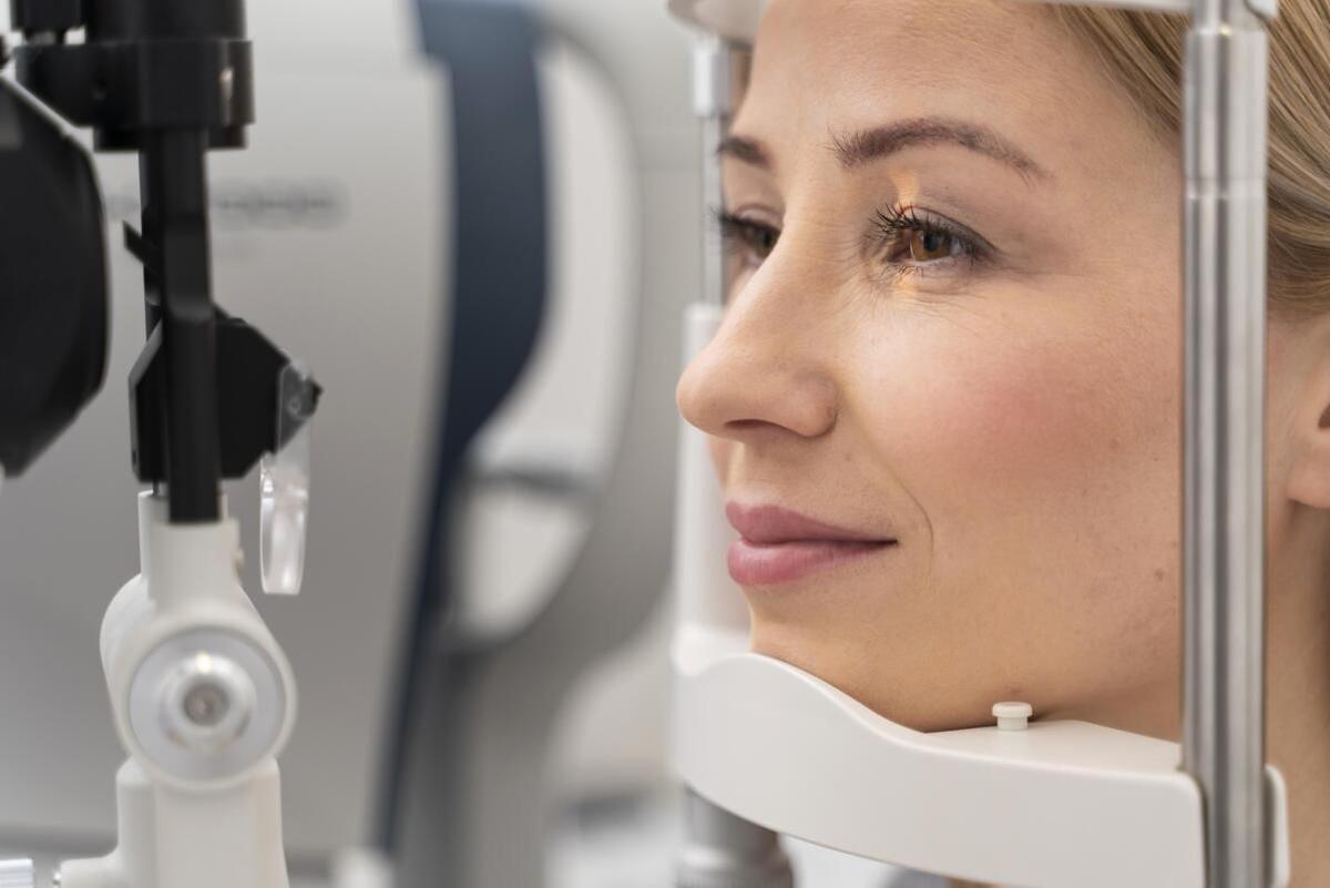 Antes espasmos palpebrales continuos, es recomendable acudir a un oftalmólogo