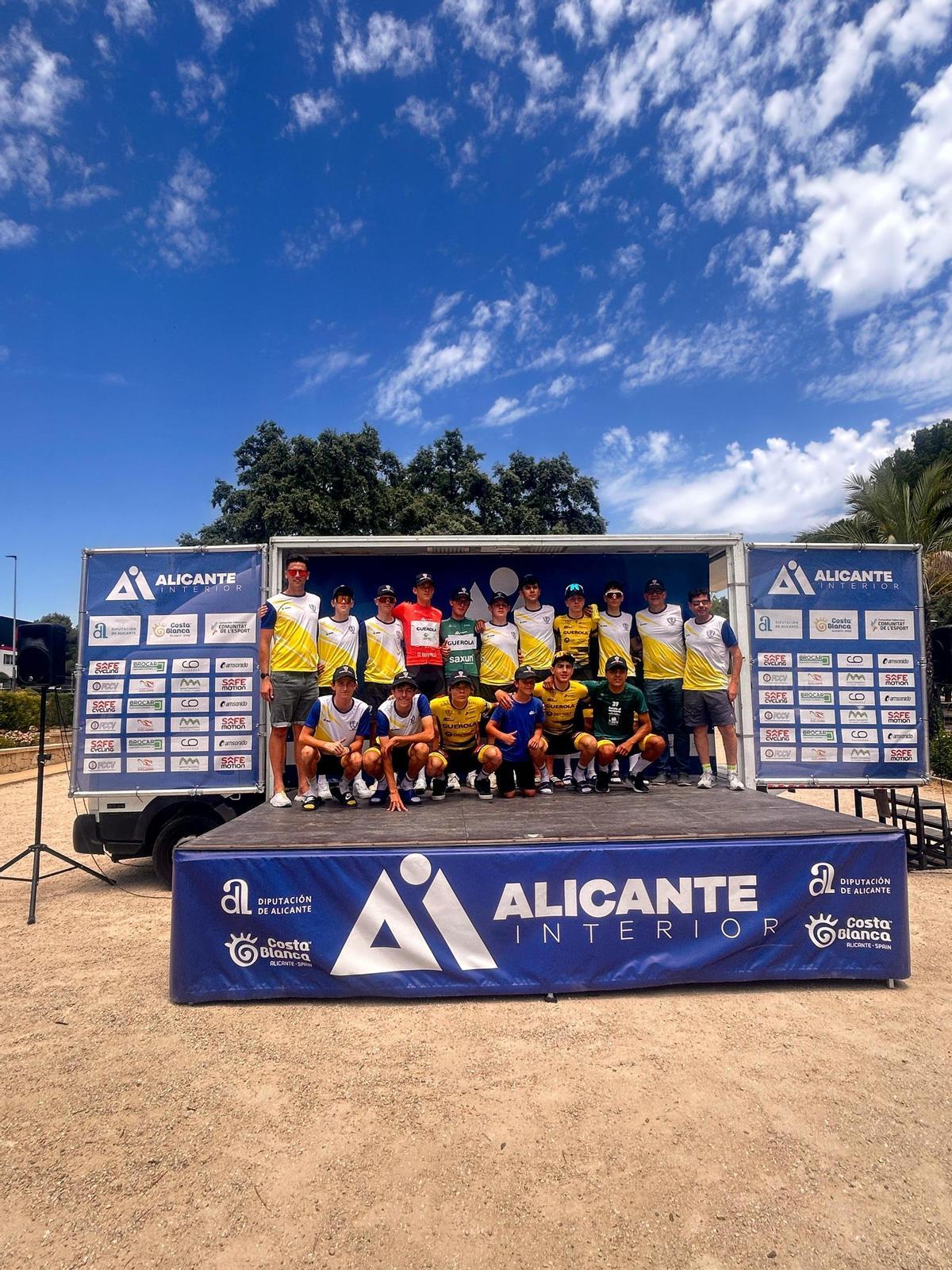 Cadetes, juniors y entrenadores del Club Ciclista Ontinyent en la Challenge Alicante Interior.