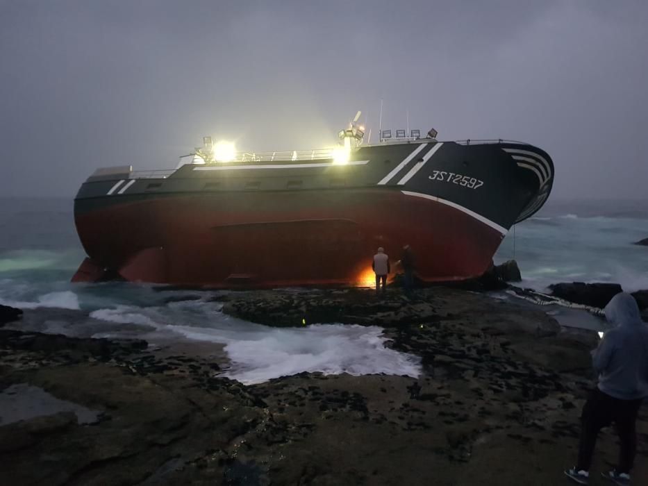 Un muerto al embarrancar un barco en Porto do Son