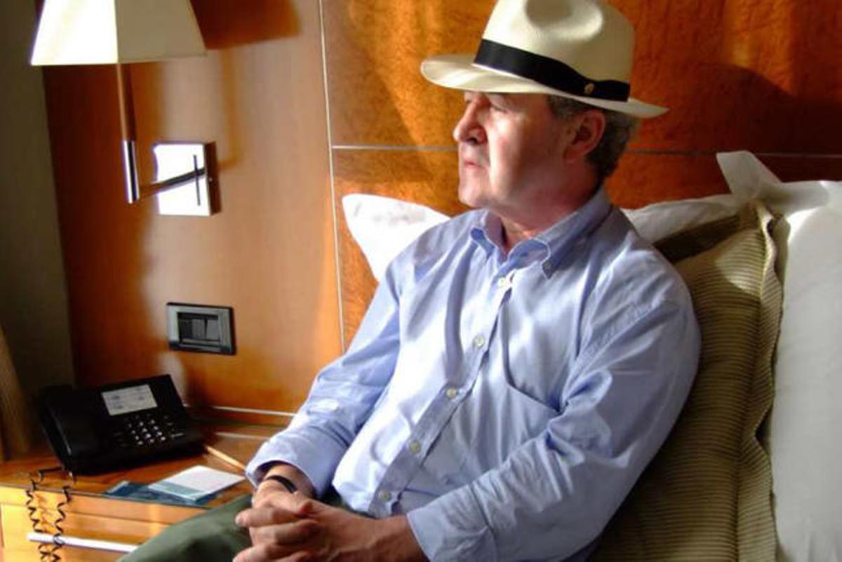 Banville realiza una obra con vocación de teatro: todo ocurre en un día y un solo lugar.