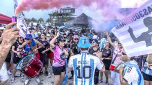 El futbolista argentino Lionel Messi (c) fue registrado este domingo, 16 de julio, durante su presentación oficial como nuevo refuerzo del club Inter Miami de la MLS, en el estadio DRV PNK, en Fort Lauderdale (Florida, EE.UU.). EFE/Cristóbal Herrera