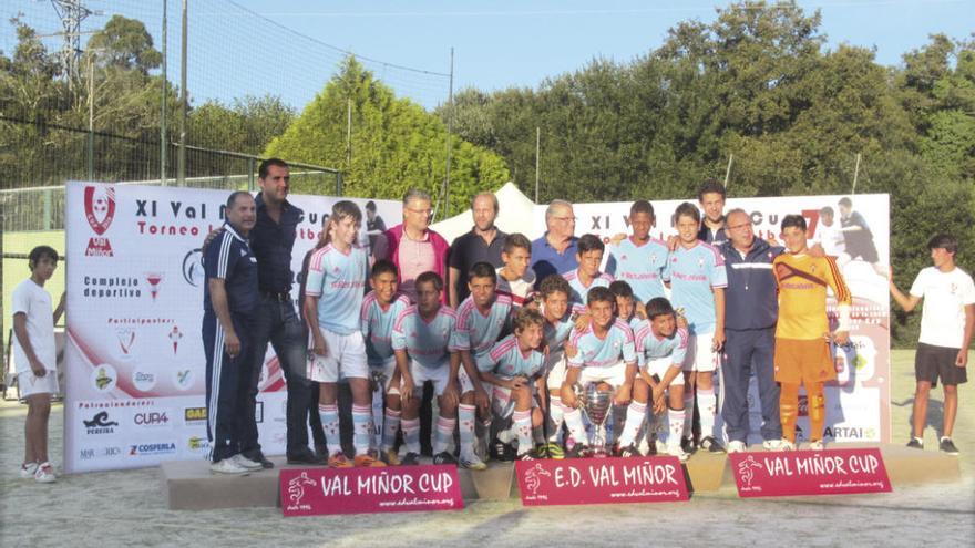 Arriba, el equipo del Celta que se proclamó campeón. A la izqda. un lance del partido.