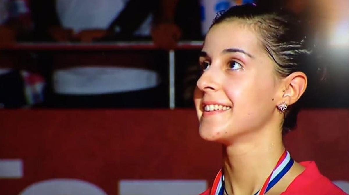 Carolina Marín rep la medalla de campiona mentre sona l’himne franquista.