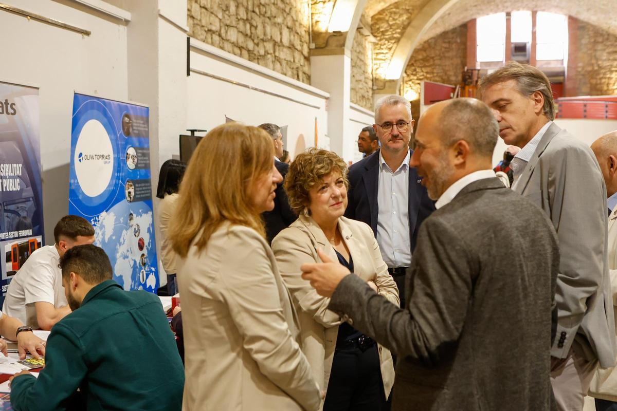 Sílvia Gratacòs i Marc Aloy conversen amb Mar Alapont, de Masats, davant la presència dels regidors Joan Vila i Anjo Valentí