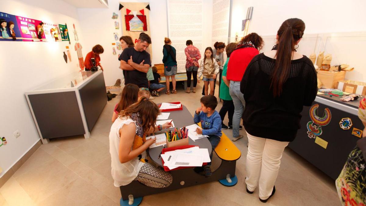 Un taller familiar en el museo des Puig des Molins.