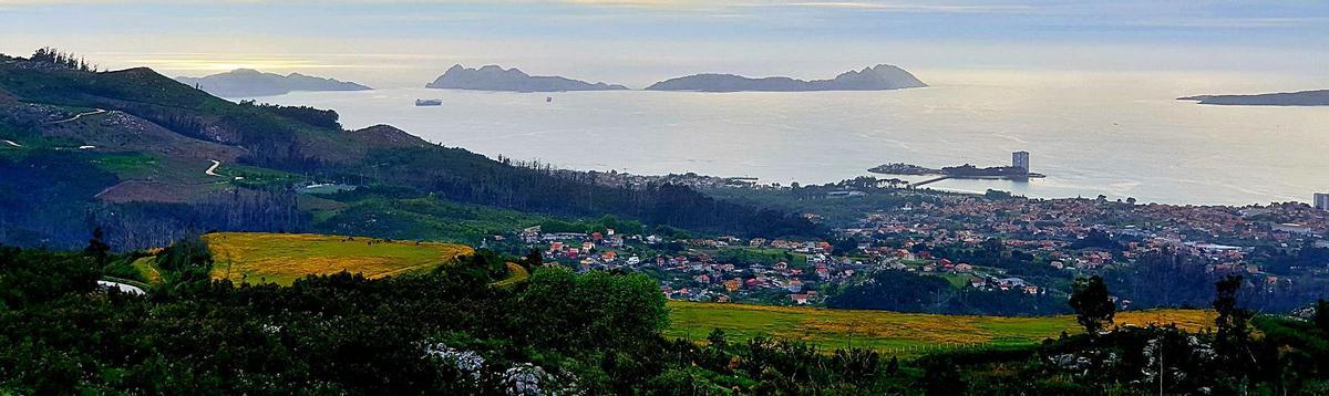 Monte Cepudo. Situado frente a las Islas Cíes, el mirador del Monte Cepudo se encuentra al lado de los parques forestales de Coruxo y Saiáns, sobrevolando la línea costera de las playas. Desde sus 527 metros de altitud, la ría de Vigo se presenta majestuosa, con la isla de Toralla en primer plano, las Cíes en el término medio y amplias vistas del litoral de las Rías Baixas hacia el noroeste. Desde este punto también se puede contemplar la costa de Nigrán y Baiona. Situado por encima del Monte Alba, cuenta con una amplia área de ocio y constituye uno de los lugares predilectos para senderistas, ciclistas de todos los niveles y muy buen sitio para pasear también con los perros con buenas vistas.