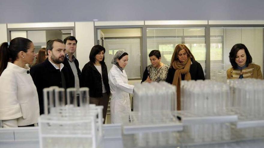 Un momento de la visita a una de las dependencias del laboratorio de Mouriscade. // Bernabé/Javier Lalín