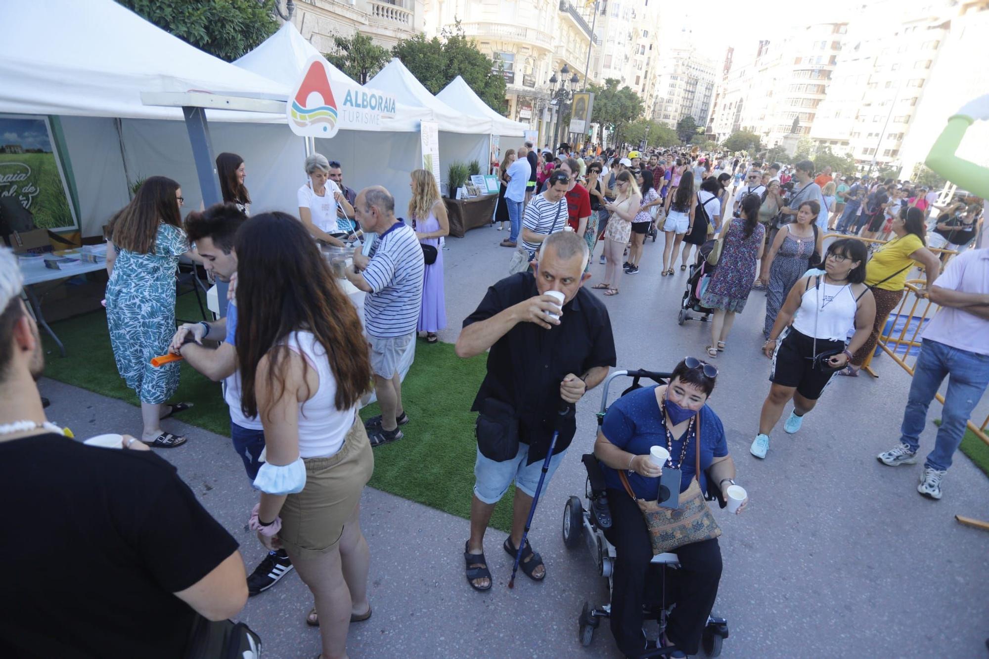 Cientos de personas y degustaciones gratis en el Día de la Horchata en València