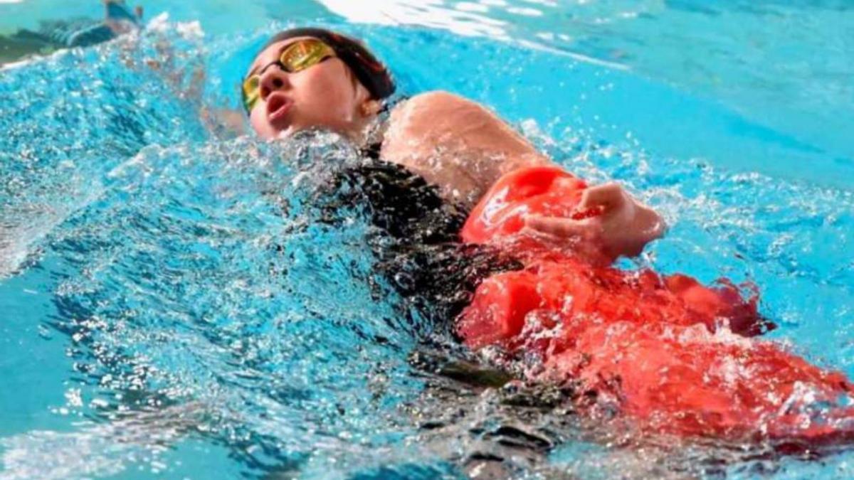 Una joven nadadora durante una cita nacional de salvamento.