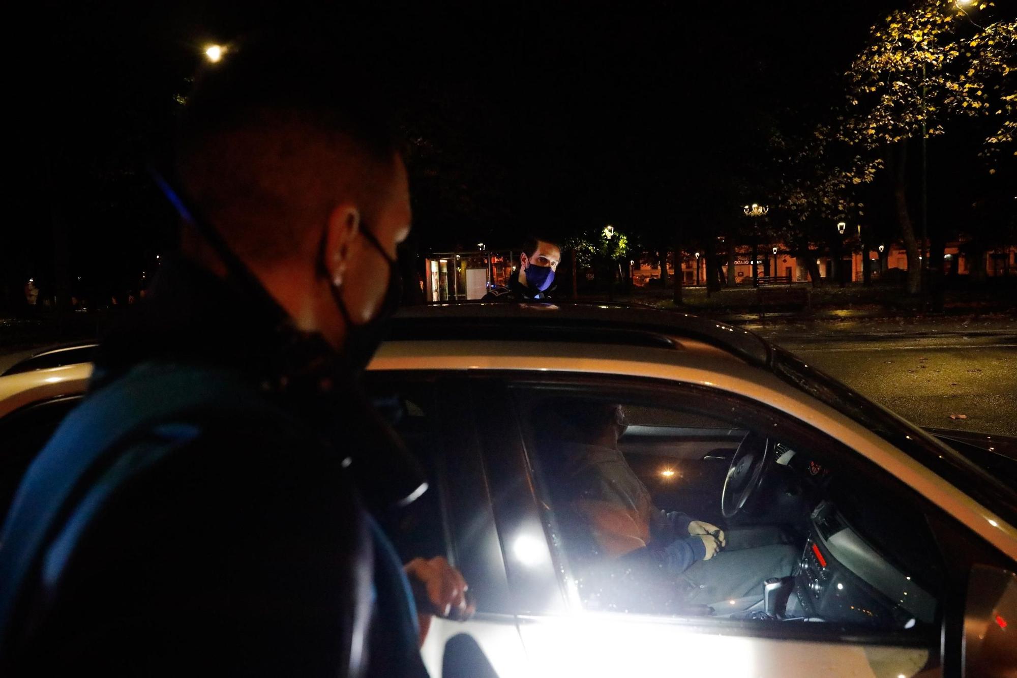 Patrullaje con la Policía Local de Avilés en la primera noche del estado de alarma