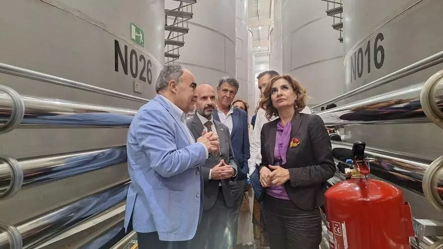 Antequera solicita financiación estatal para la ‘autopista del agua’ con motivo de la visita de Montero a Dcoop