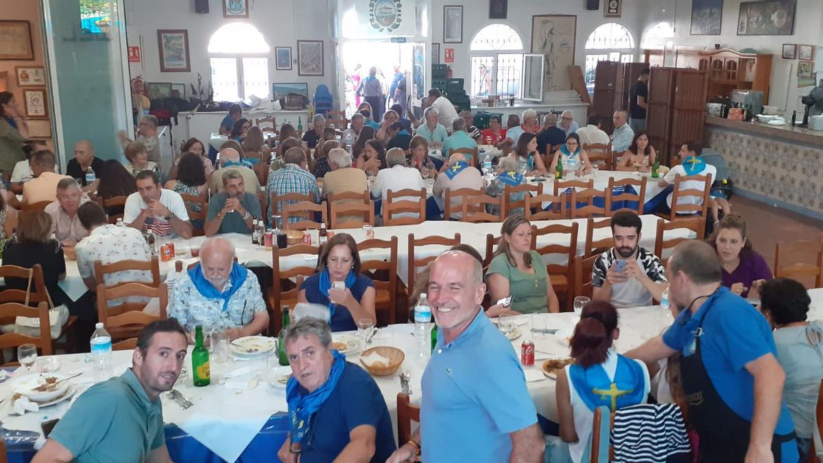 Socios del Centro Asturiano de Málaga, en una de las fiestas