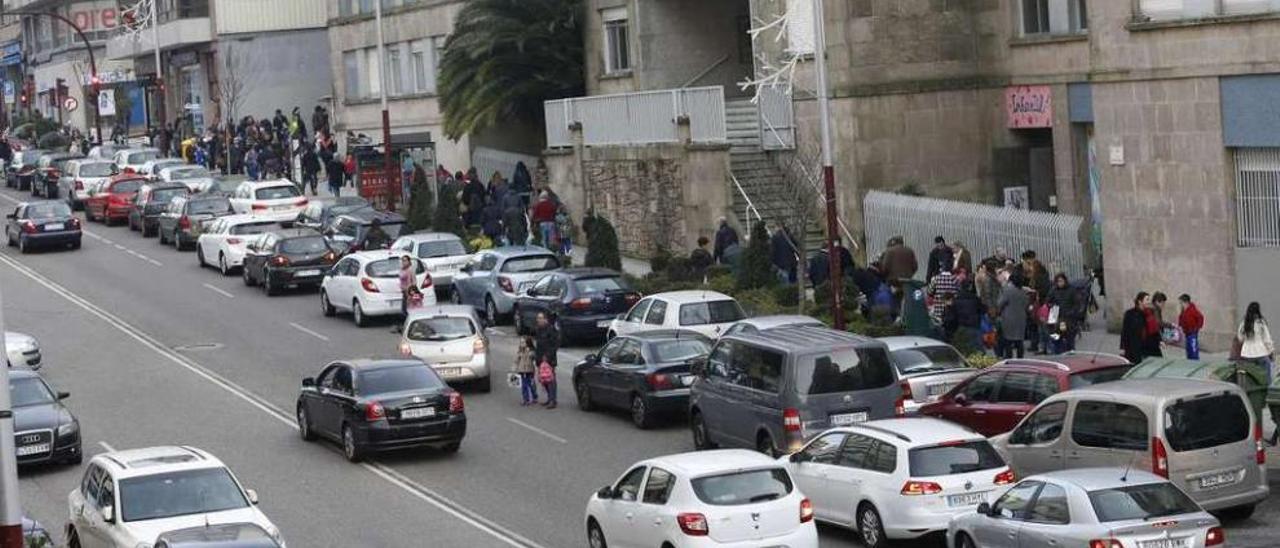 Salida del colegio Maristas, ayer por la tarde, con coches aparcados en doble fila. // Ricardo Grobas