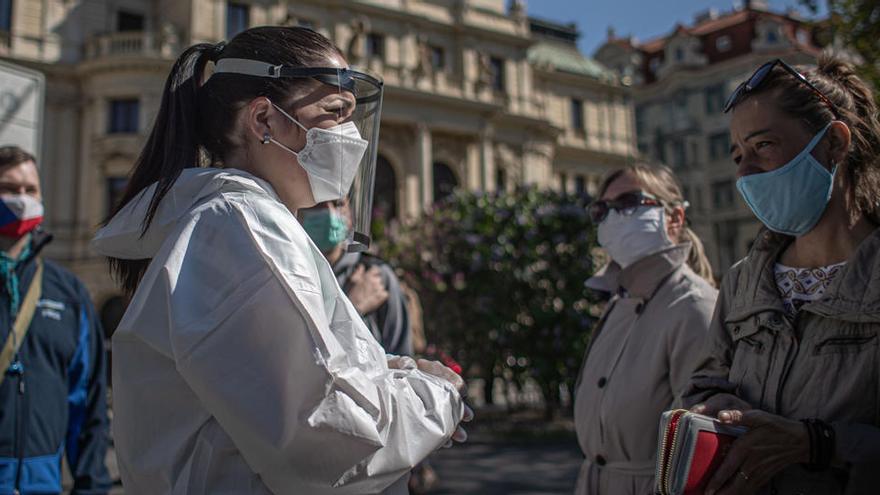 Personal médico habla con las personas mientras hacen fila para hacerse la prueba de anticuerpos contra el coronavirus en Praga.