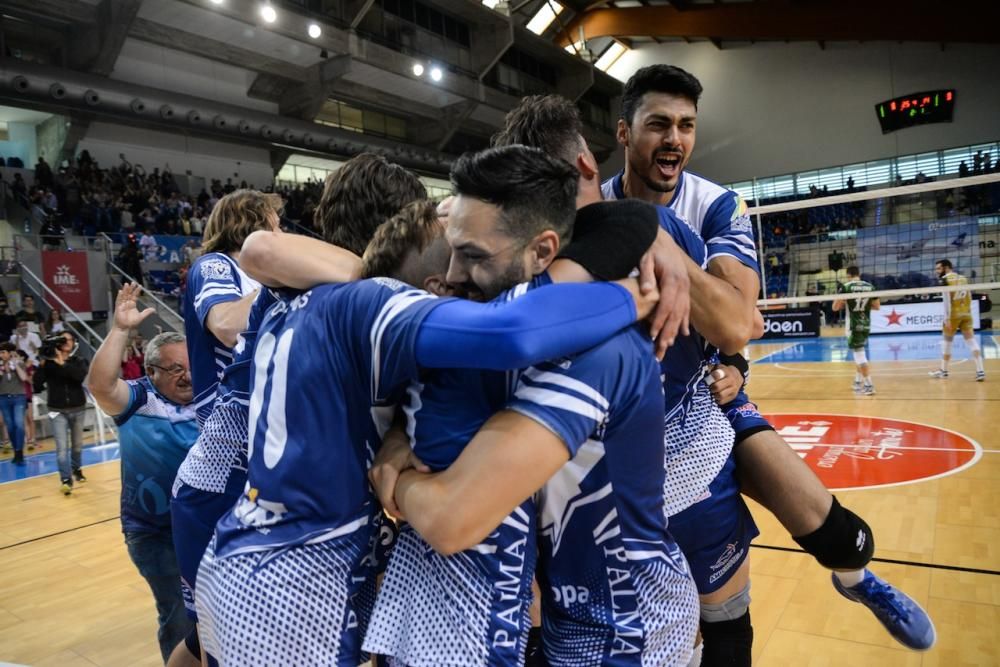 Palmas Volleyballer haben die spanische Meisterschaft gewonnen. Can Ventura besiegte am Samstag (29.4.) in der Halle von Son Moix den amtierenden Meister Almería mit 3:1-Sätzen.