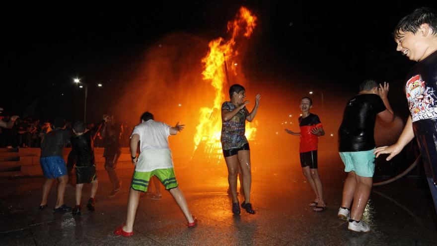 Hoguera de San Juán, en Vigo // R. GROBAS