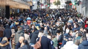 La población de España crece más de medio millón en un año y se acerca a los 48,5 millones