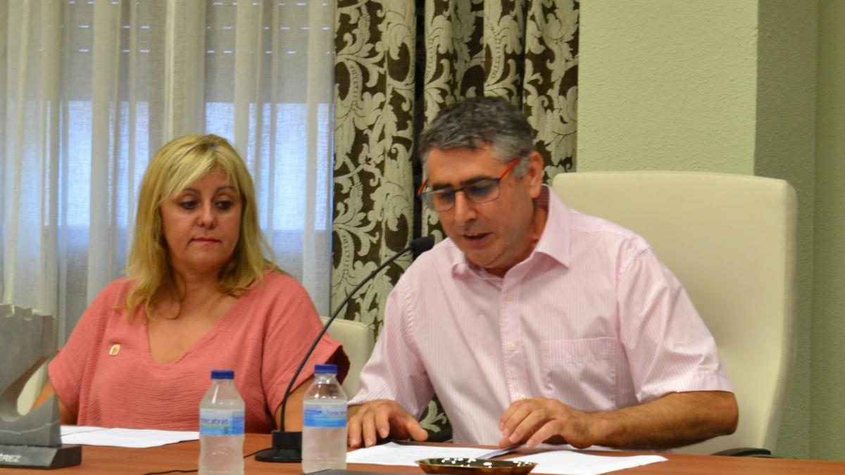 Ana Polo, concejala de Festejos, y David Felipe, alcalde de Calatorao.