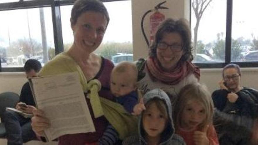 El Ministerio de Justicia rebate al juez de Dénia y registra a un bebé con sus dos madres