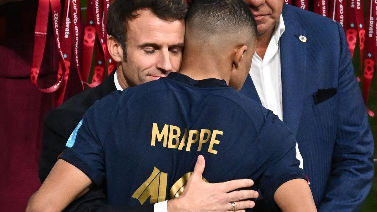 Emmanuel Macron abraza a Kylian Mbappé.