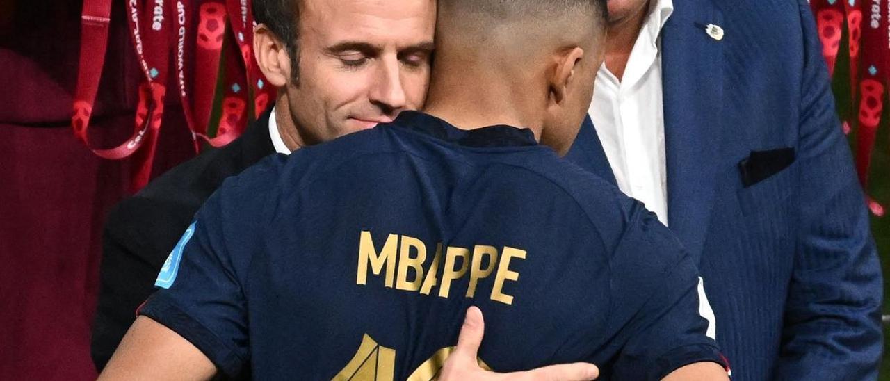Emmanuel Macron abraza a Kylian Mbappé.