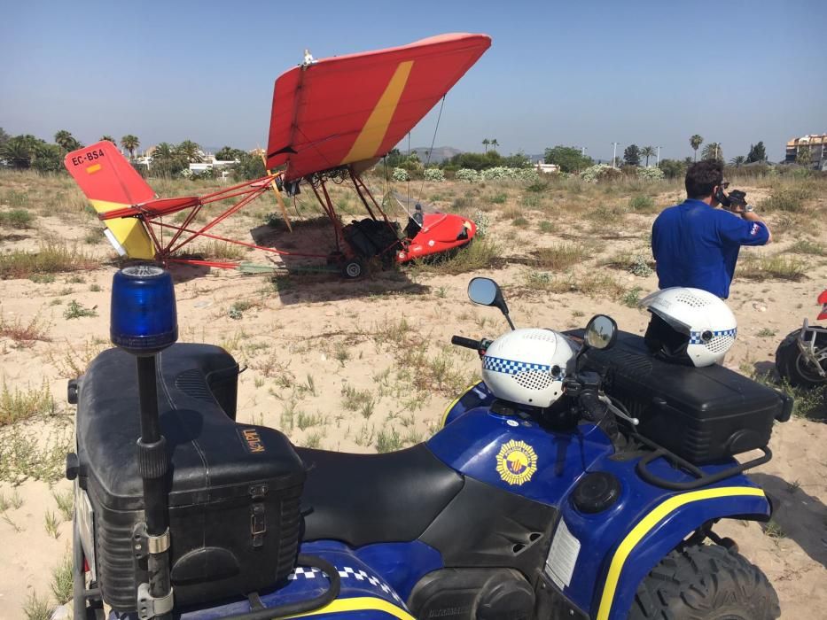 Un ultraligero aterriza de emergencia en la playa de Sagunt