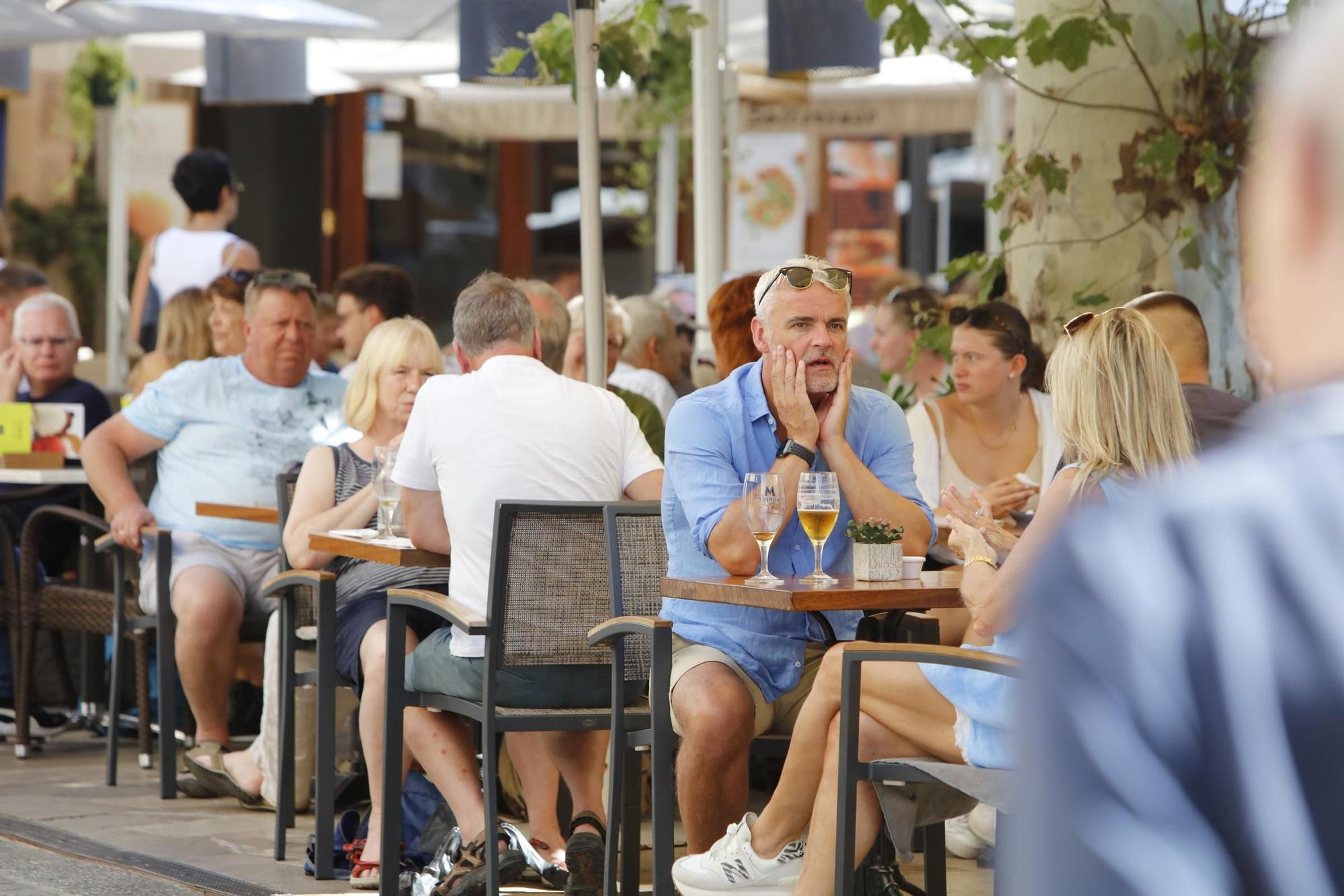 Wie im Hochsommer: Im Zentrum von Sóller auf Mallorca ist es auch im Oktober rappelvoll