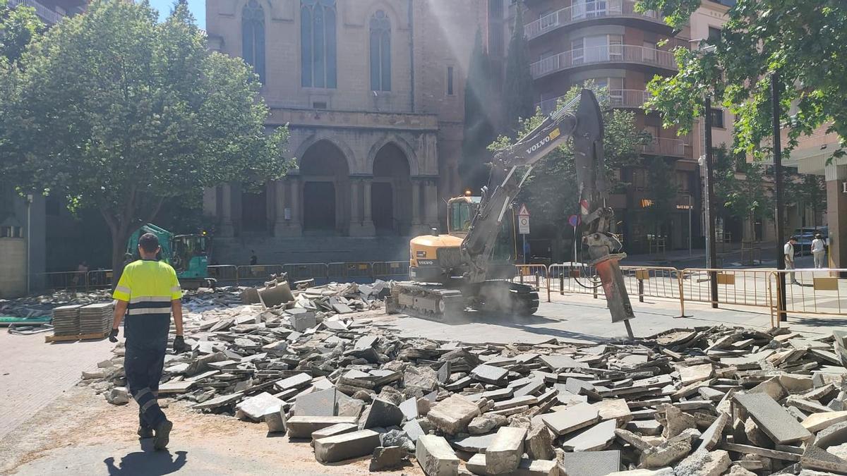 La piconadora aixecant el paviment de la plaça de Neus Català i Pallejà, aquest dilluns