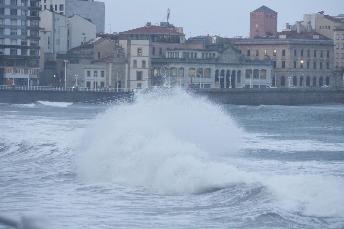 Así se vivió en Gijón el temporal, con olas de seis metros