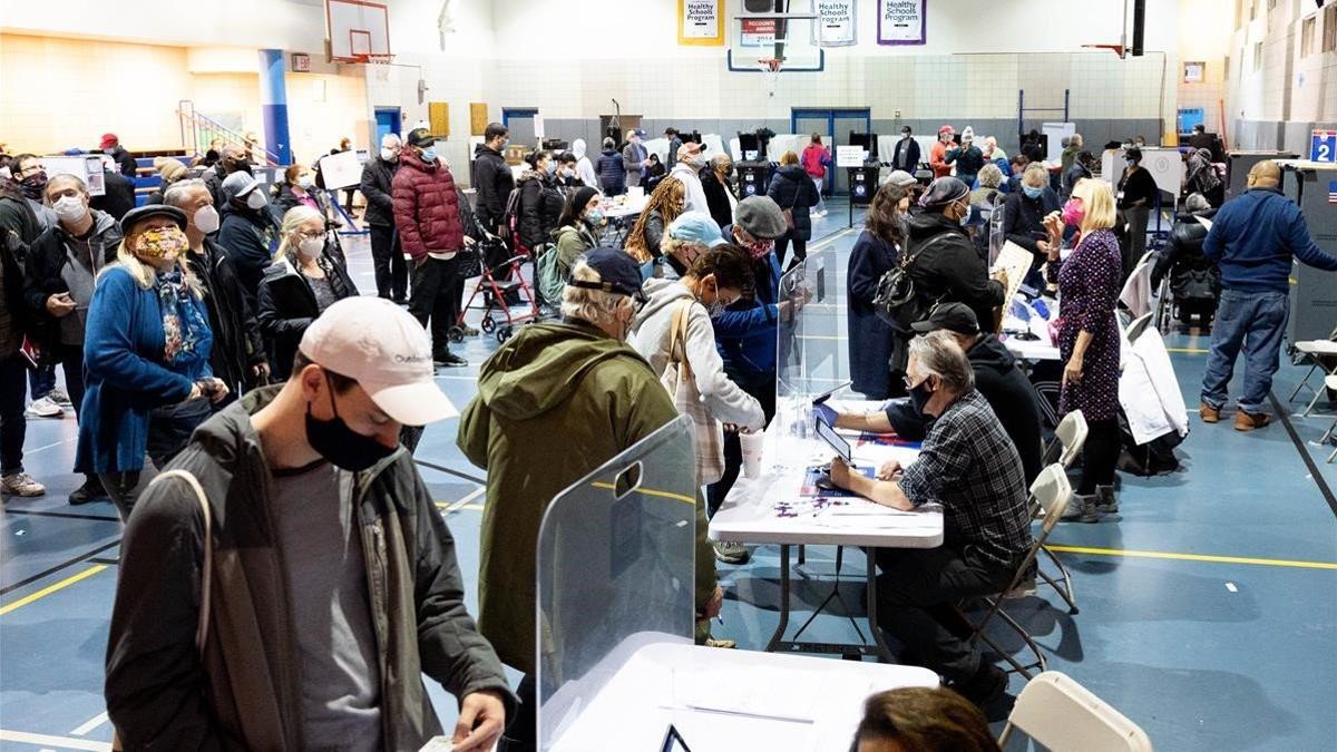 Votantes de Nueva York hacen cola en un centro de votación anticipada, este domingo.