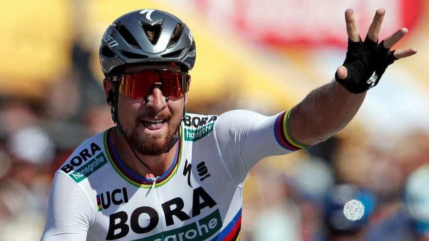 Sagan señala con una mano sus cinco victorias de etapa en el Tour de Francia.