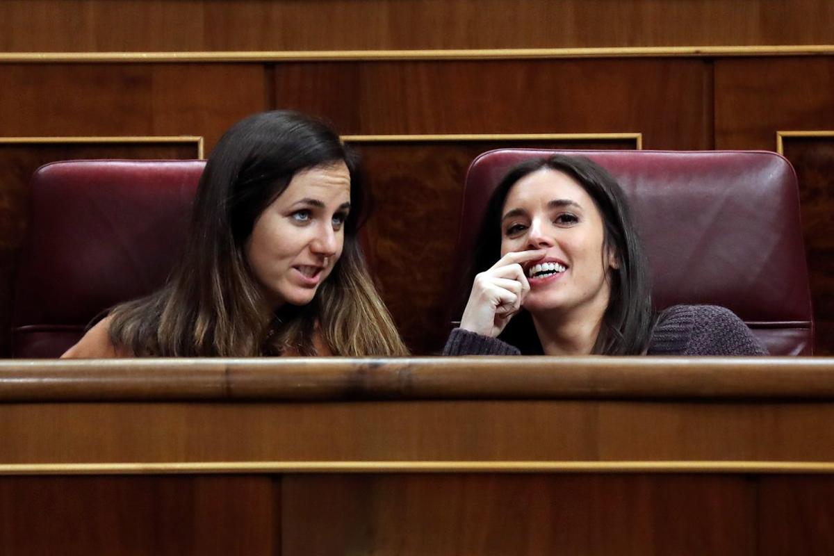 GRAF4099. MADRID, 26/02/2019.- La portavoz de Unidos Podemos en el Congreso, Irene Montero, y su compañera de partido, Ione Belarra, este martes durante el pleno del Congreso, el último de esta legislatura. EFE/Kiko Huesca