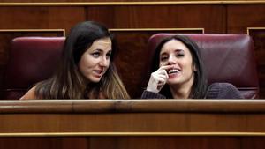GRAF4099. MADRID, 26/02/2019.- La portavoz de Unidos Podemos en el Congreso, Irene Montero, y su compañera de partido, Ione Belarra, este martes durante el pleno del Congreso, el último de esta legislatura. EFE/Kiko Huesca
