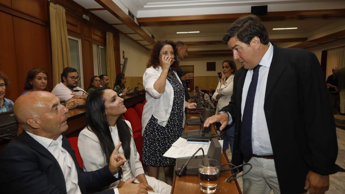 Jesús Coca saluda a la bancada socialista y a su portavoz, Antonio Hurtado.