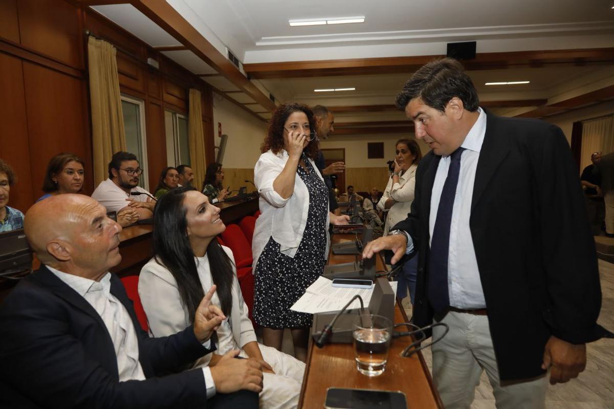 Jesús Coca saluda a la bancada socialista y a su portavoz, Antonio Hurtado.