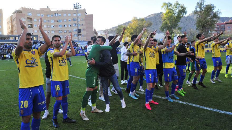 Los jugadores del Orihuela aplauden a su afición el domingo tras el último partido en casa. | MATÍAS SEGARRA